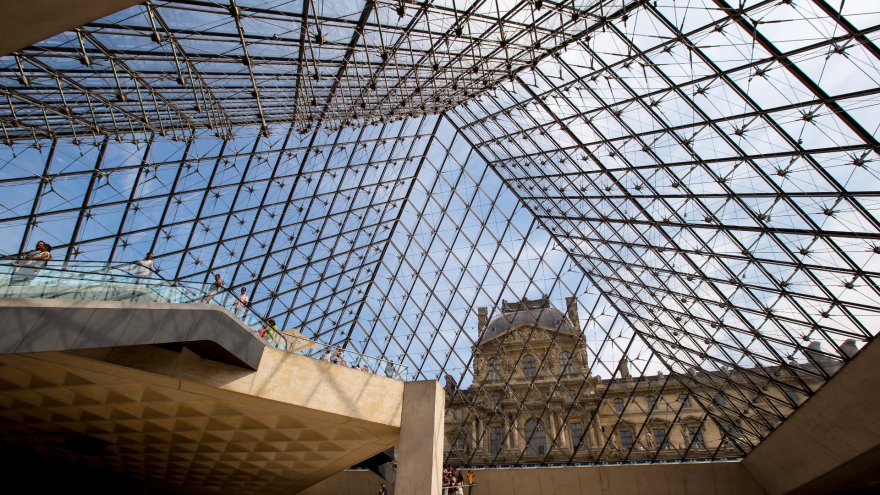  How to get into the Louvre without queuing?